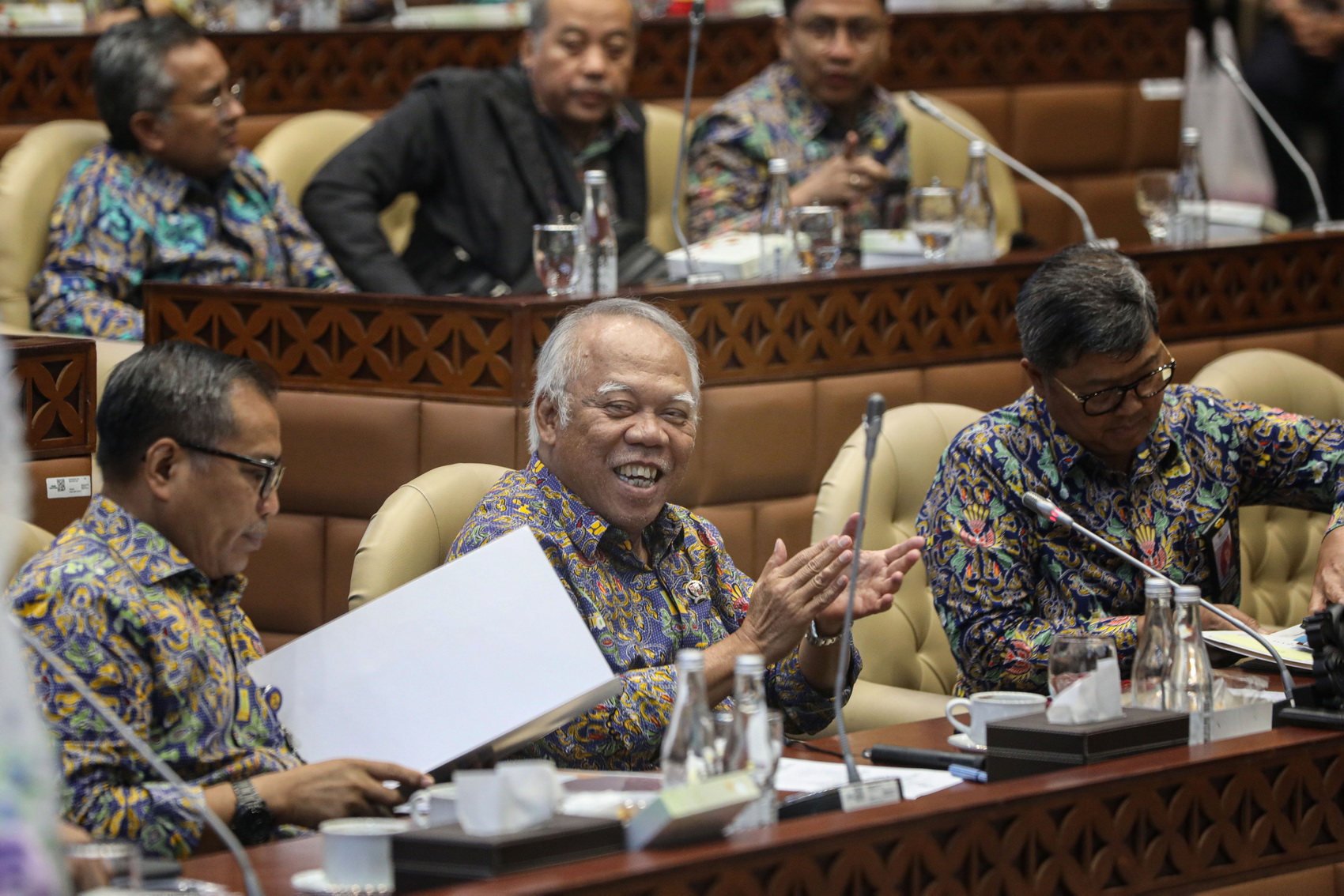 Menteri Pekerjaan Umum dan Perumahan Rakyat (PUPR) Basuki Hadimuljono (tengah) mengikuti rapat kerja dengan komisi V di Kompleks Parlemen, Senayan, Jakarta, Rabu (18/9/2024). Komisi V DPR RI menyetujui penyesuaian pagu anggaran RAPBN TA 2025 kementerian P