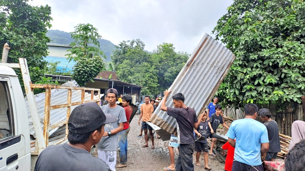 DAMPAK BENCANA: Sejumlah warga membersihkan sisa puing dari rumah warga yang hanyut akibat dilanda banjir bandang dan tanah longsor, di salah satu desa di Kabupaten Bima, Minggu (2/2).