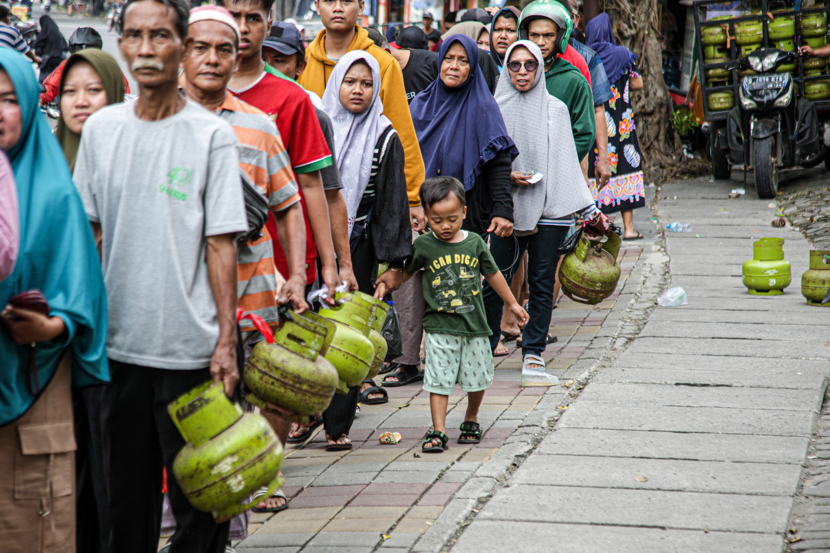Sejumlah warga mengantri untuk menukarkan gas 3kg atau gas Melon di Cibodas, Kota Tangerang, Senin (03/02/2025). Pasca pemberlakuan pembelian dengan KTP warga hanya diberikan jatah satu KTP per tabung gas dengan kuota 200 tabung di pangkalan tersebut seti