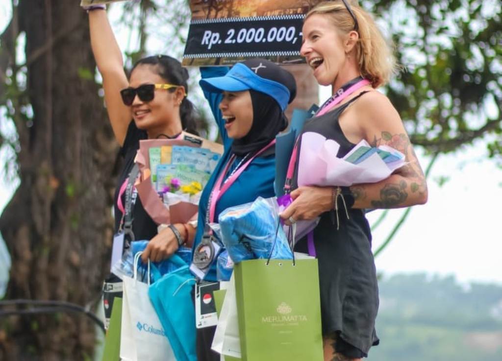 INOVASI: Sejumlah pemenang Merumatta Coast Trail tampak bahagia usai menerima hadiah, Minggu (2/2) lalu.