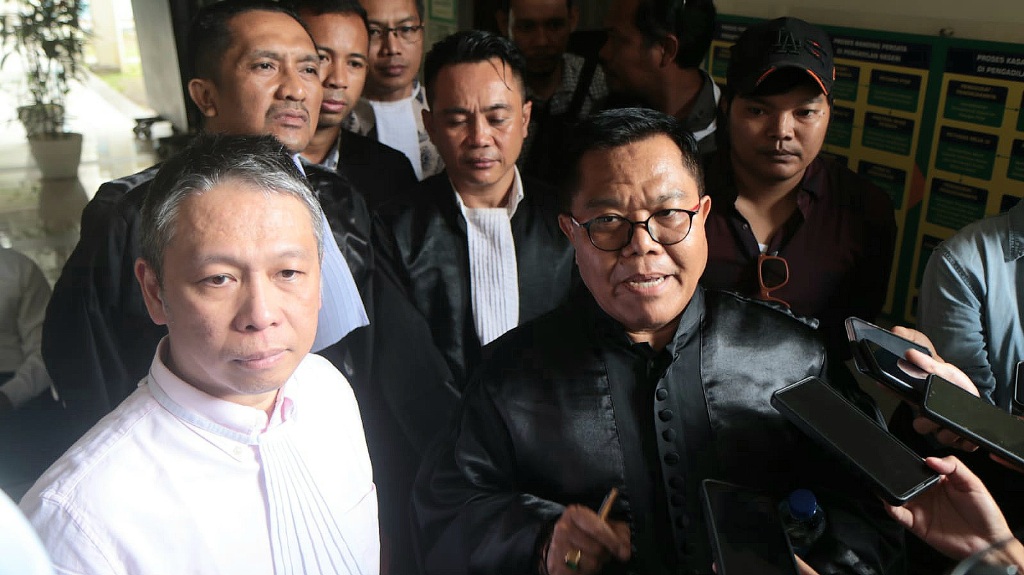 BERI KETERANGAN: Penasihat hukum terdakwa penyandang disabilitas I Wayan Agus Suartama alias Agus, Dr Ainuddin (tengah) saat memberikan keterangan kepada wartawan, Senin (3/2).&nbsp;