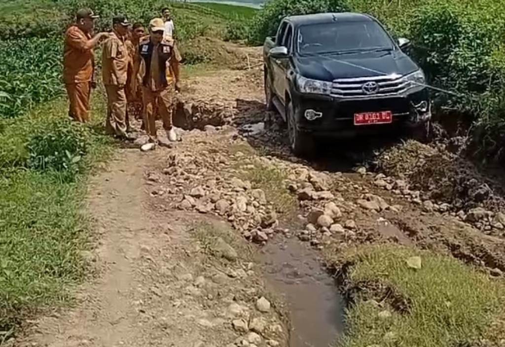 JALAN RUSAK: Kepala Dinas PUTR Lobar Lalu Winengan memimpin sidak jalan Dusun Meang, Desa Persiapan Pengantap, Kecamatan Sekotong, Senin (3/2).