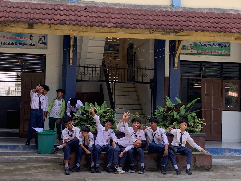 JAM ISTIRAHAT: Para siswa sedang bermain di halaman sekolah, beberapa waktu lalu.&nbsp;