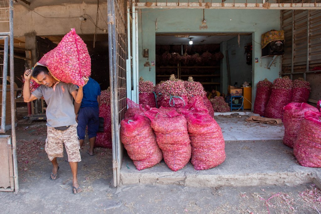 PASTIKAN AMAN: Seorang sedang mengangkut satu karung bawang merah untuk dijual di pasar, beberapa waktu lalu.&nbsp;