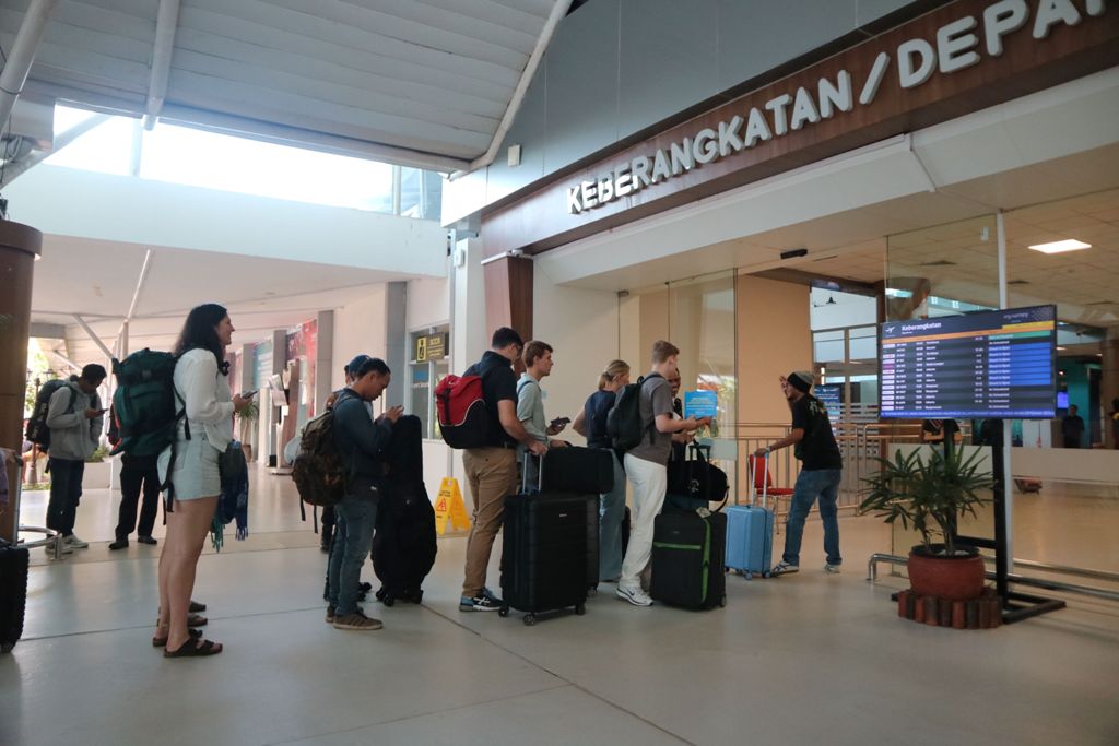 MUDAHKAN PENGGUNA: Sejumlah calon penumpang pesawat memasuki pintu keberangkatan di BIZAM, Loteng. Kini, pengguna jasa miliki banyak pilihan transportasi darat berbasis agrometer dari Bandara Lombok.