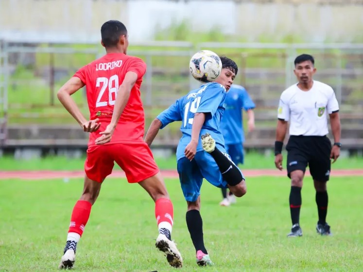 SIAP BERSAING: Pemain Perslobar (biru) saat menjalani pertandingan putaran kedua Liga 4 NTB Zona Pulau Lombok.