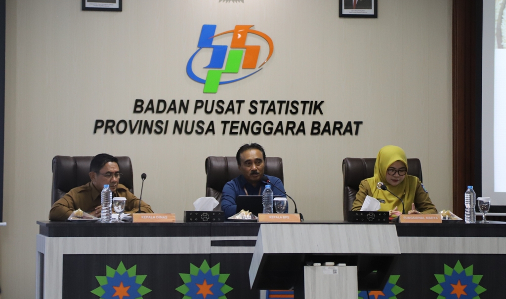 BERI PENJELASAN: Kepala BPS NTB Wahyudin (tengah)saat memberikan keterangan terkait inflasi di aula Kantor BPS NTB.
