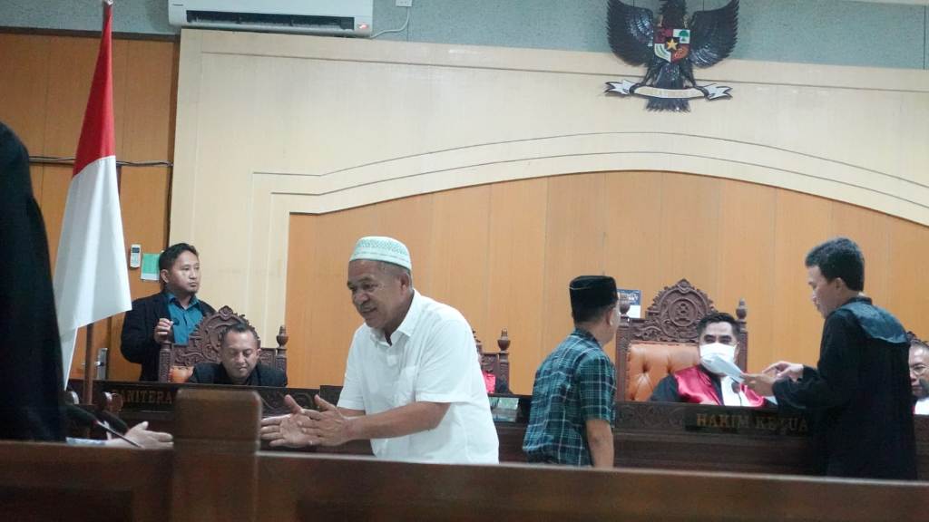 SIDANG PERDANA: Salah satu terdakwa korupsi pengadaan kapal bima bersalaman dengan JPU usai pembacaan dakwaan di PN Tipikor Mataram, Selasa (4/2).