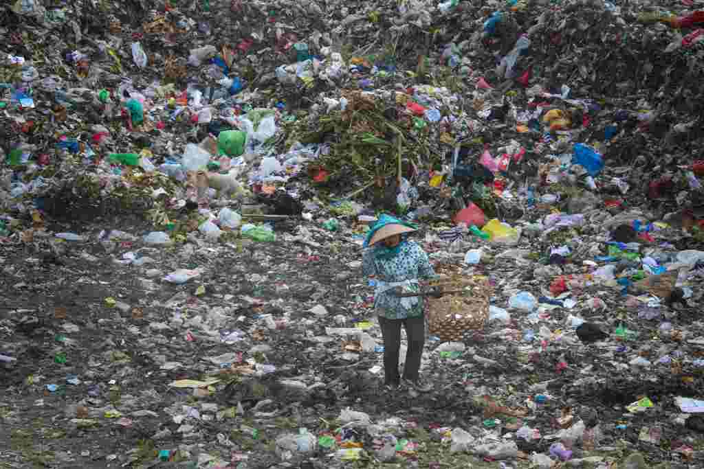 SUMBER PENDAPATAN: Seorang pemulung bersiap memilih dan memilah sampah yang ada di TPAR Kebon Kongok, untuk dijual kembali kepada pengepul sampah, dan dengannya pemulung mendapatkan bayaran.