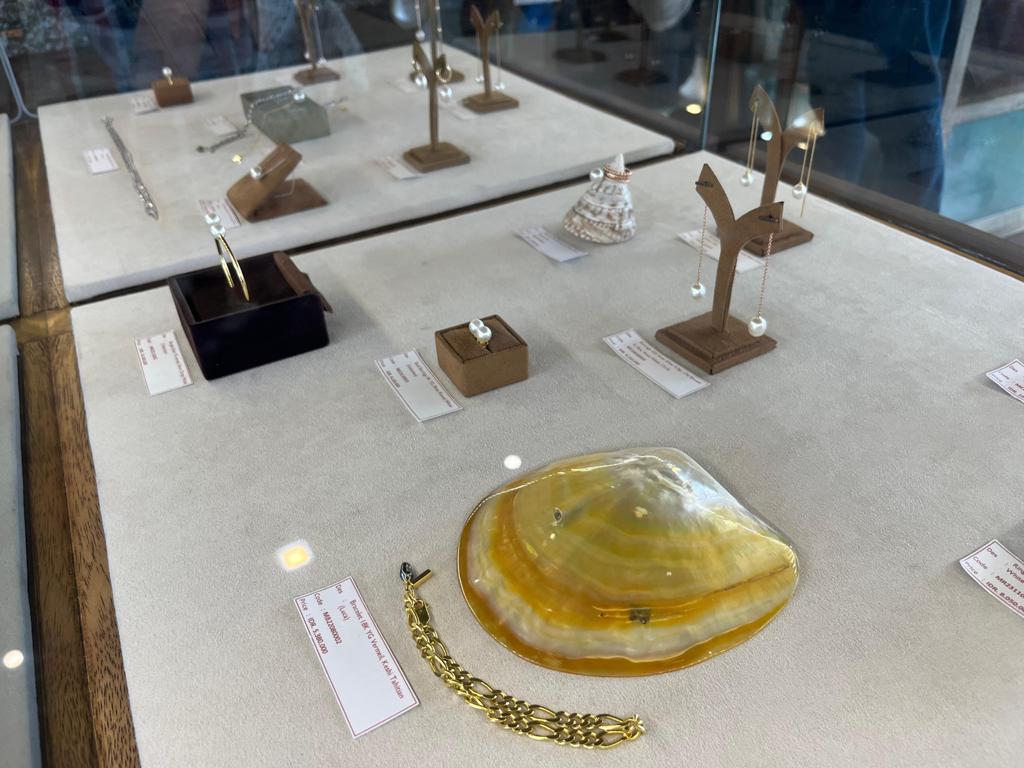 MUTIARA LOMBOK: Salah satu set perhiasan mutiara laut yang ada di showroom Autore Pearl Culture di Malaka, Lombok Utara.