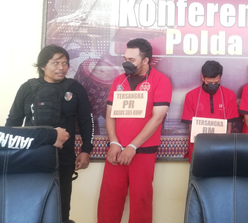 NGAKU JADI POLISI: Polisi gadungan berinisial PR dihadirkan saat jumpa pers di Mapolda NTB, Selasa (4/2).&nbsp;