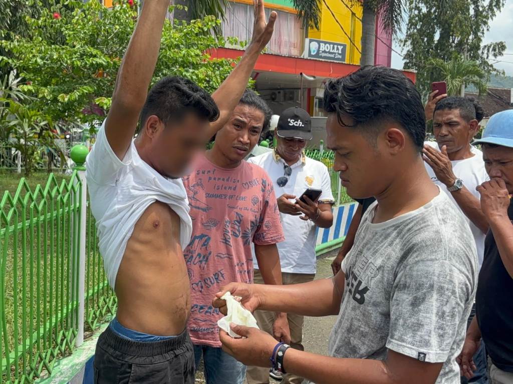 DIGELEDAH: Anggota Satnarkoba Polres Dompu saat menggeledah pelaku M di Jalan Manura Bata, Dompu, Senin (3/2).