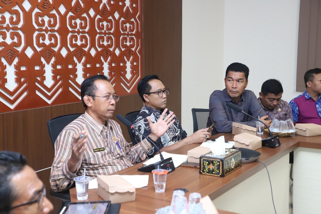 PERSIAPAN NYALE: Plh Asisten II Setda Loteng Lendek Jayadi (kiri) pimpin rapat persiapan Festival Pesona Bau Nyale 2025 di Kantor Bupati Loteng, Selasa (4/2).