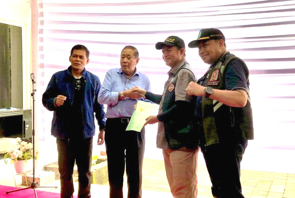 PINDAH TANGAN: Penyerahan sertifikat tanah pelabuhan Carik oleh Bupati Lombok Utara H. Djohan Sjamsu (dua dari kiri) ke Pj Gubernur NTB Hassanudin (dua dari kanan),