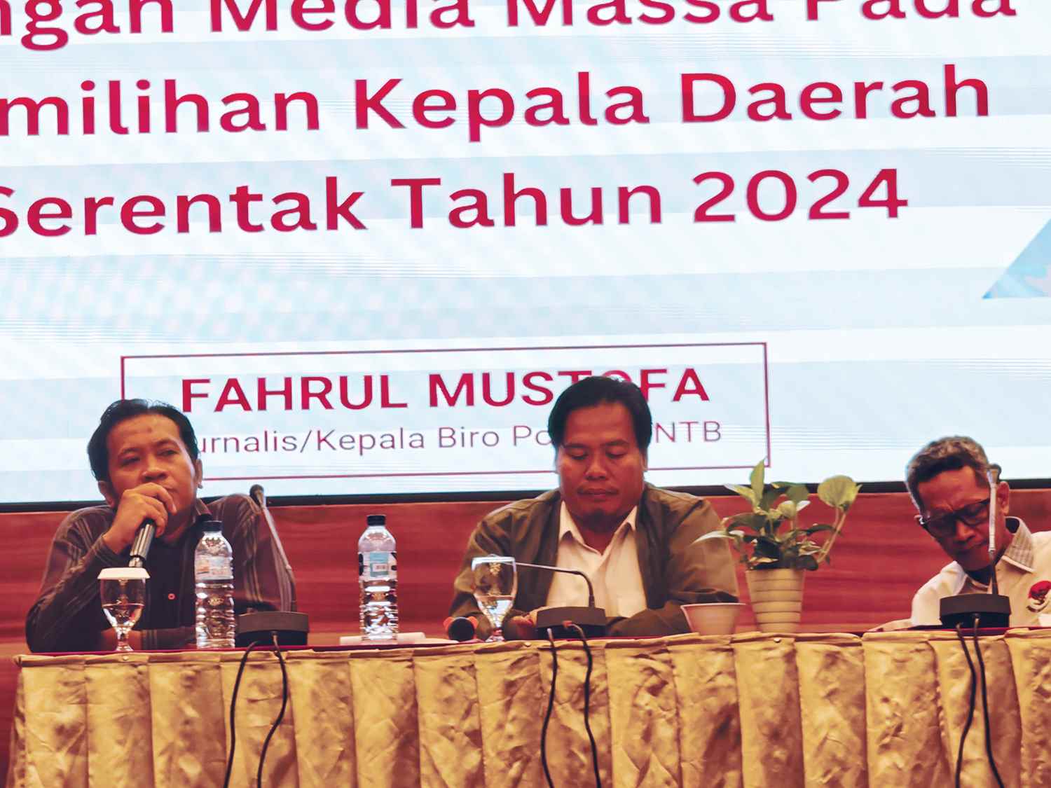 Diskusi peran media dalam kegiatan rapat evaluasi dan penguatan pengelolaan media sosial pada tahapan Pilkada serentak 2024 yang digelar Bawaslu NTB di Hotel Lombok Plaza, kemarin (5/2/25).