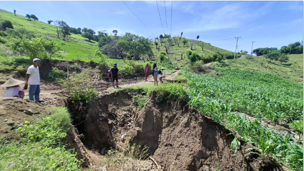 JALUR NERAKA: Inilah kondisi jalan menuju Dusun Meang yang ditempuh dari Dusun Pangsing, Desa Persiapan Pengantap, Kecamatan Sekotong. Ruas jalan nyaris putus dengan lubang besar di pinggir jalan.