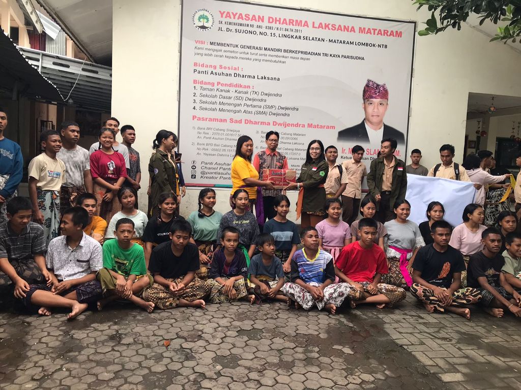 BAKTI SOSIAL: Pembina Ekskul Sradha Bhakti SMAN 6 Mataram Ni Nyoman Sri Dwiyarsini (baju hitam) menyalurkan paket sembako ke Yayasan Dharma Laksana Jalan Lingkar Selatan, pekan lalu.