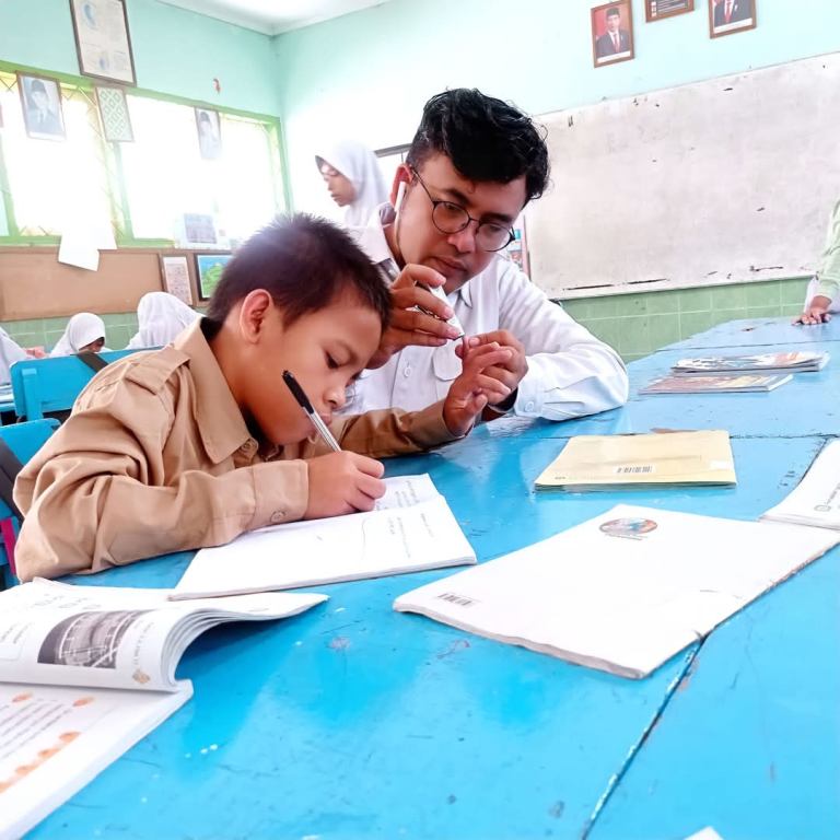 PERHATIAN KHUSUS: Guru SDN 42 Mataram memotong kuku muridnya di sekolah setempat, belum lama ini.