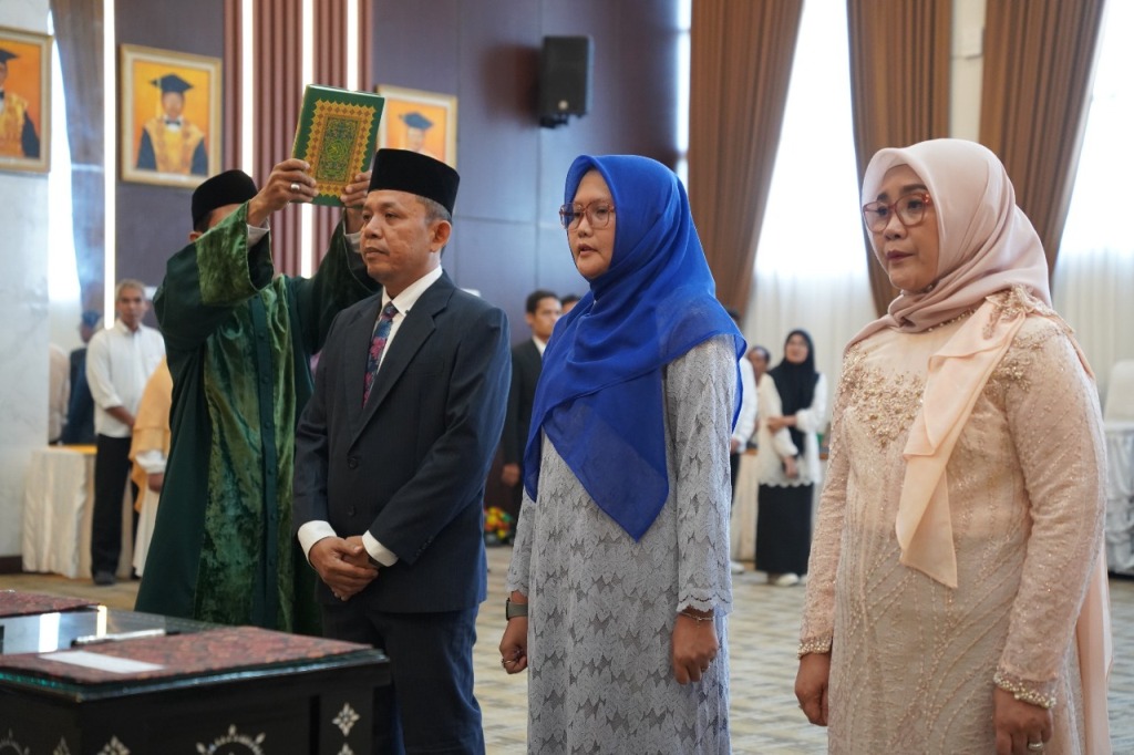 PEJABAT BARU: Tiga wakil dekan baru FEB Unram dilantik dan diambil sumpahnya di Ruang Sidang Senat.