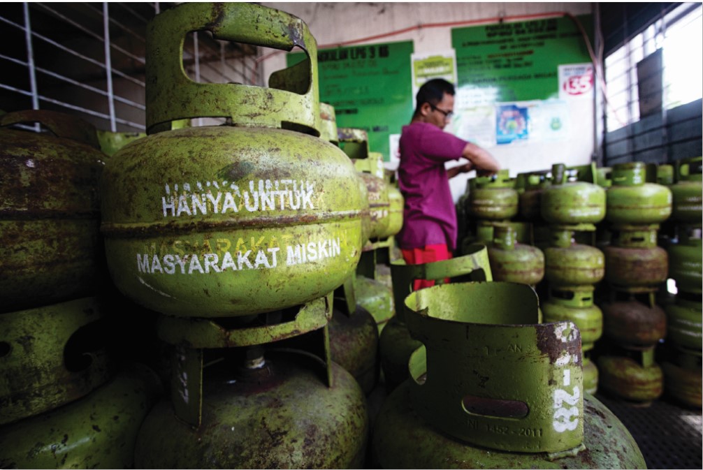 BIKIN RESAH WARGA: Seorang pedagang gas elpiji sedang mengecek tabung gas, Selasa (4/2).