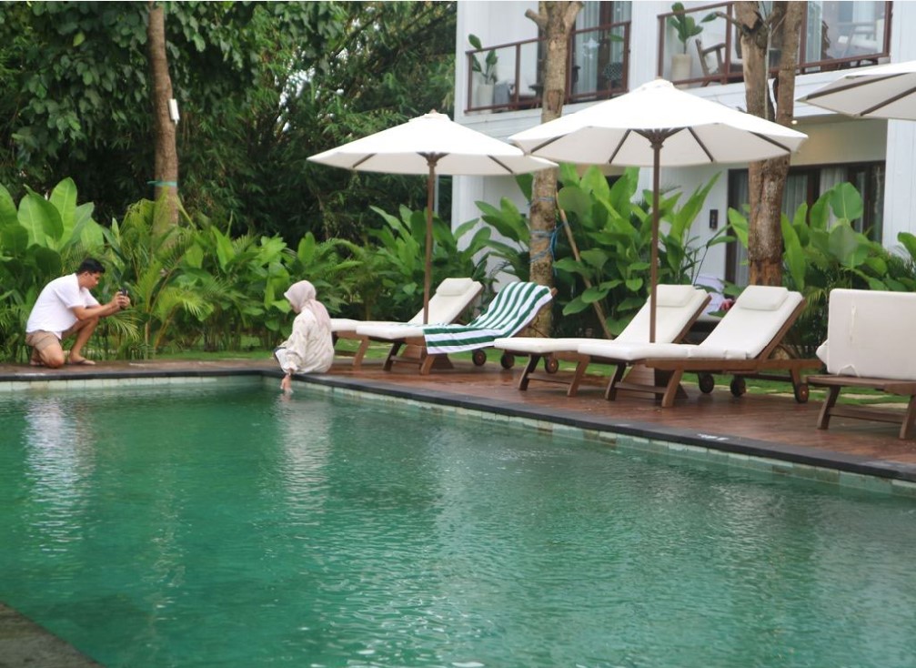 KONSEP ECO FRIENDLY: Pengunjung berswafoto dengan latar kolam renang di TIKA Hotel, Desa Kuta, Kecamatan Pujut, Loteng.