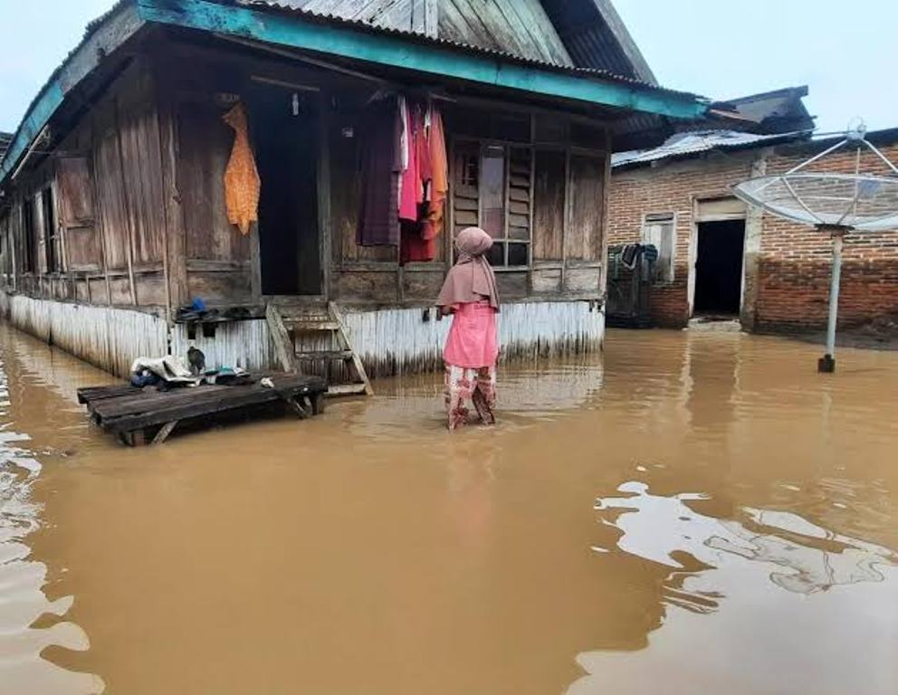 AKIBAT HUTAN RUSAK: Sejumlah masyarakat mengamankan diri akibat banjir bandang di Bima, beberapa waktu lalu. Banjir disebabkan karena kawasan hutan di kawasan tersebut rusak parah.