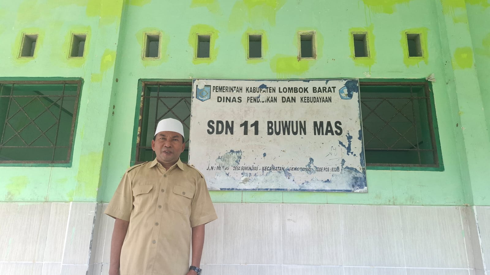 BERDEDIKASI: Ruslan saat ditemui di SDN 11 Buwun Mas, Dusun Meang, Desa Persiapan Pengantap, Kecamatan Sekotong, beberapa waktu lalu.
