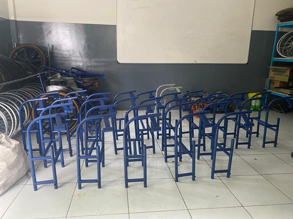 KARYA: Kursi roda yang didesain khusus untuk penyandang disabilitas, di bengkel CV LIDI Pratama Mandiri, milik LIDI Foundation di Jalan Unizar, Sandubaya, Kota Mataram, Rabu (5/2).