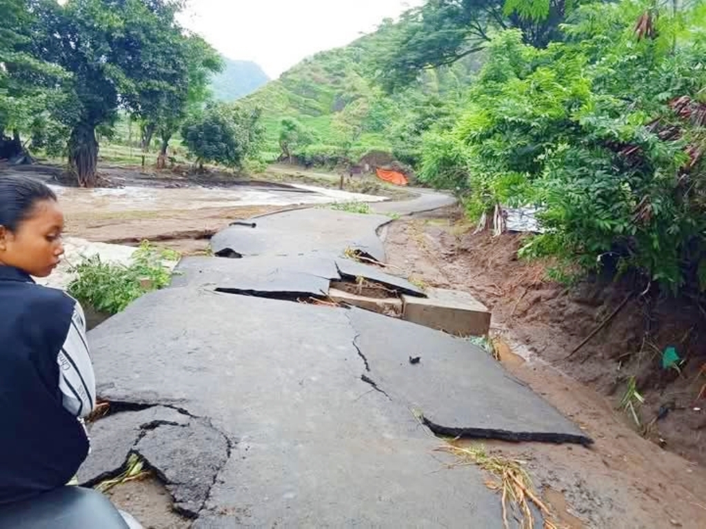 DAMPAK BANJIR: Banjir bandang dan tanah longsor di Kabupaten Bima telah mengakibatkan salah satu ruas jalan rusak, sehingga mengganggu konektivitas antar desa.
