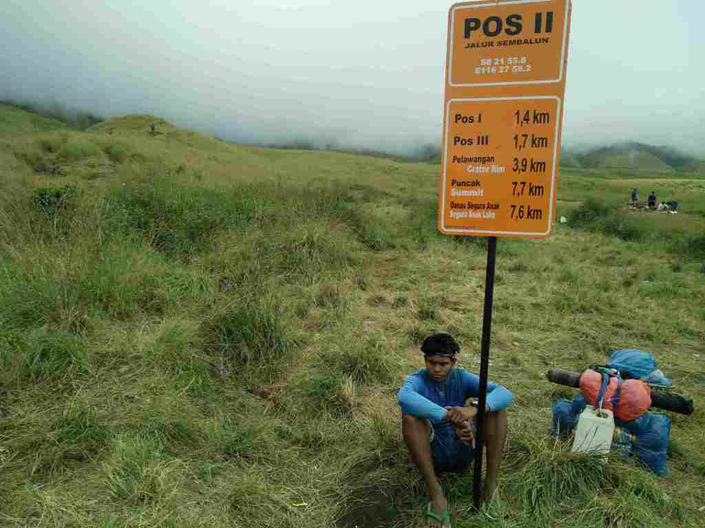 DAYA TARIK: Seorang pendaki sedang beristirahat di Pos 2 Rinjani, ini merupakan salah satu pos pemberhentian dalam pendakian Gunung Rinjani, yang berada di pintu masuk pendakian Sembalun.