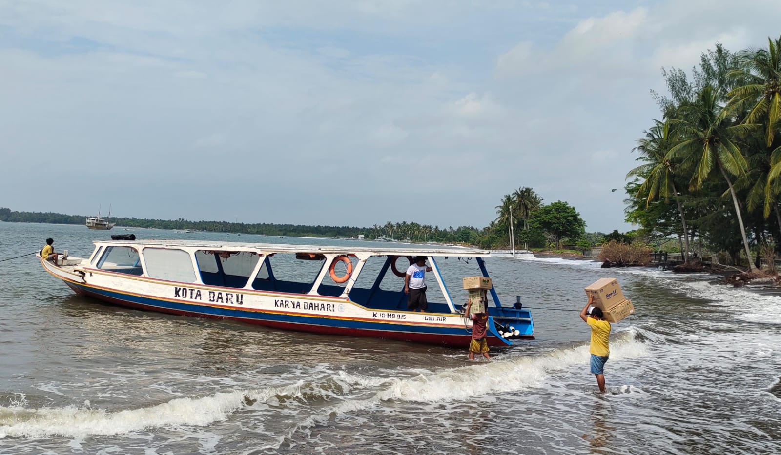 SEPERTI BIASA: Penumpang tujuan gili naik ke kapal, kemarin. Sejauh ini, aktivitas pelayaran masih normal.
