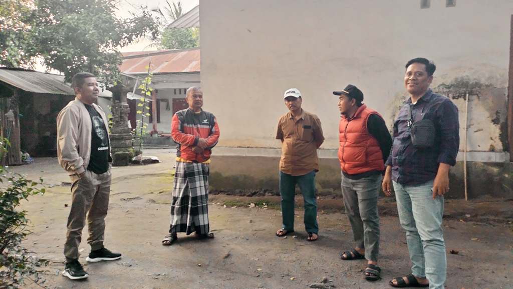 SIDAK: Ketua Komisi I DPRD Lobar Ahyar Rosyidi (dua dari kanan) bersama anggota dewan yang lain saat melakukan kunjungan ke Desa Suranadi, Sabtu pekan lalu (1/2).