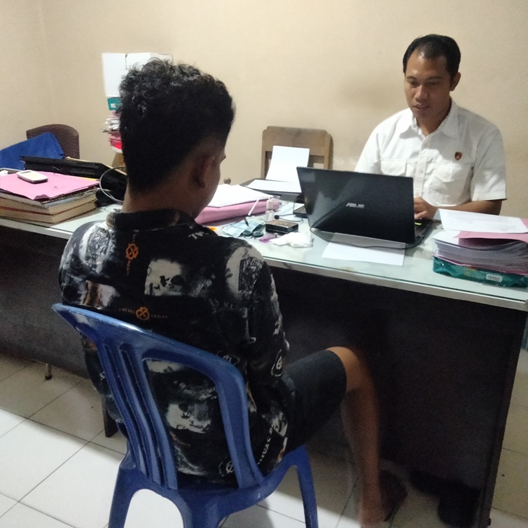 PERIKSA: H (membelakangi kamera) seorang terduga pengedar narkoba adat Pringgabaya saat dimintai keterangan oleh penyidik Satresnarkoba Polres Lotim.