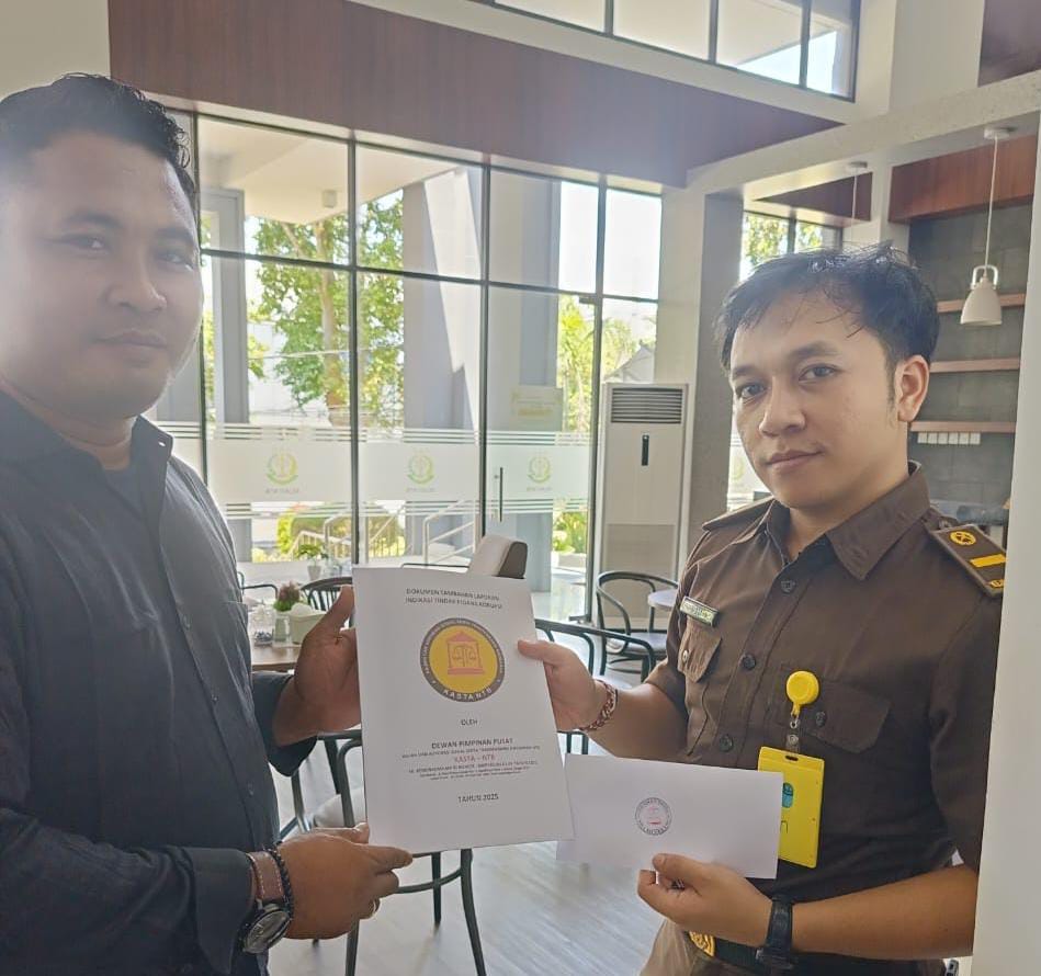 Ketua DPD Kasta KLU Yanto Anggara menyerahkan dokumen tambahan kepada pegawai Kejati NTB, Rabu (5/2).