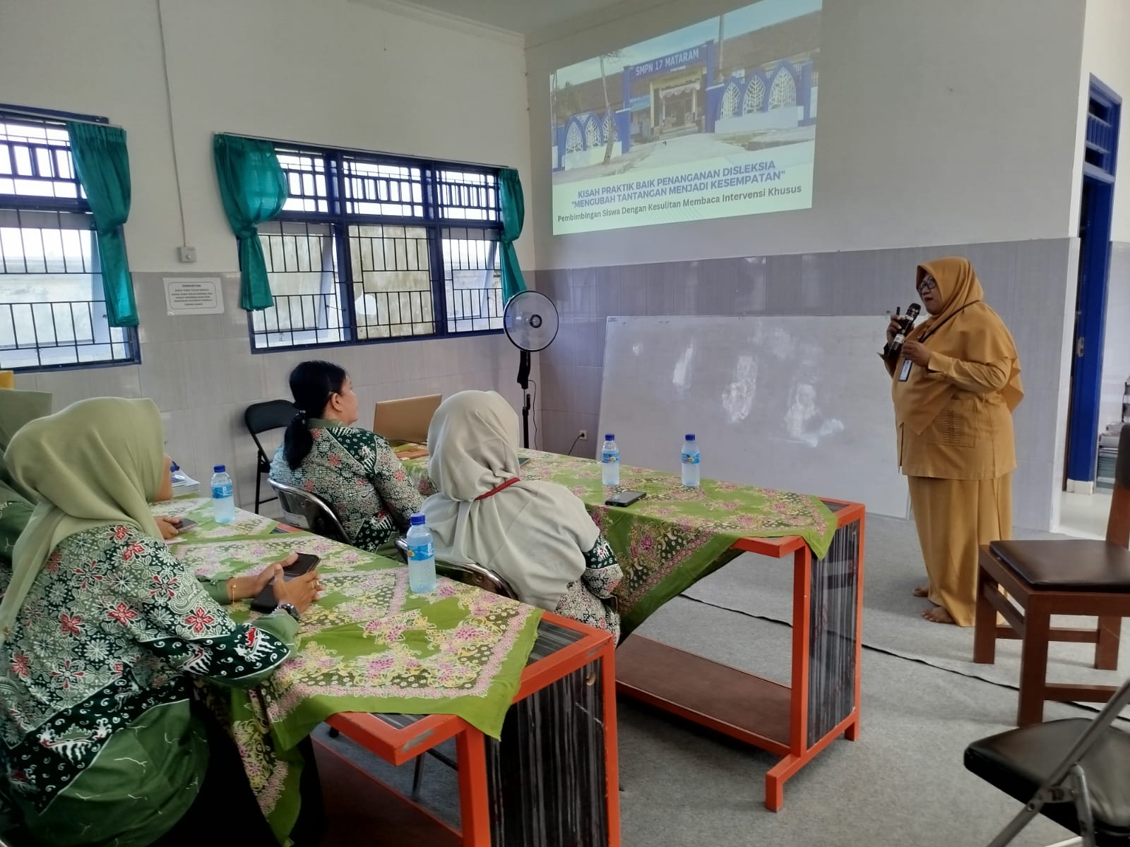 Kepala SMPN 17 Mataram Hartati Panca M (berdiri) memaparkan program sekolah kepada kasek Kota Metro Lampung yang magang di sekolah setempat, kemarin (6/2/25).