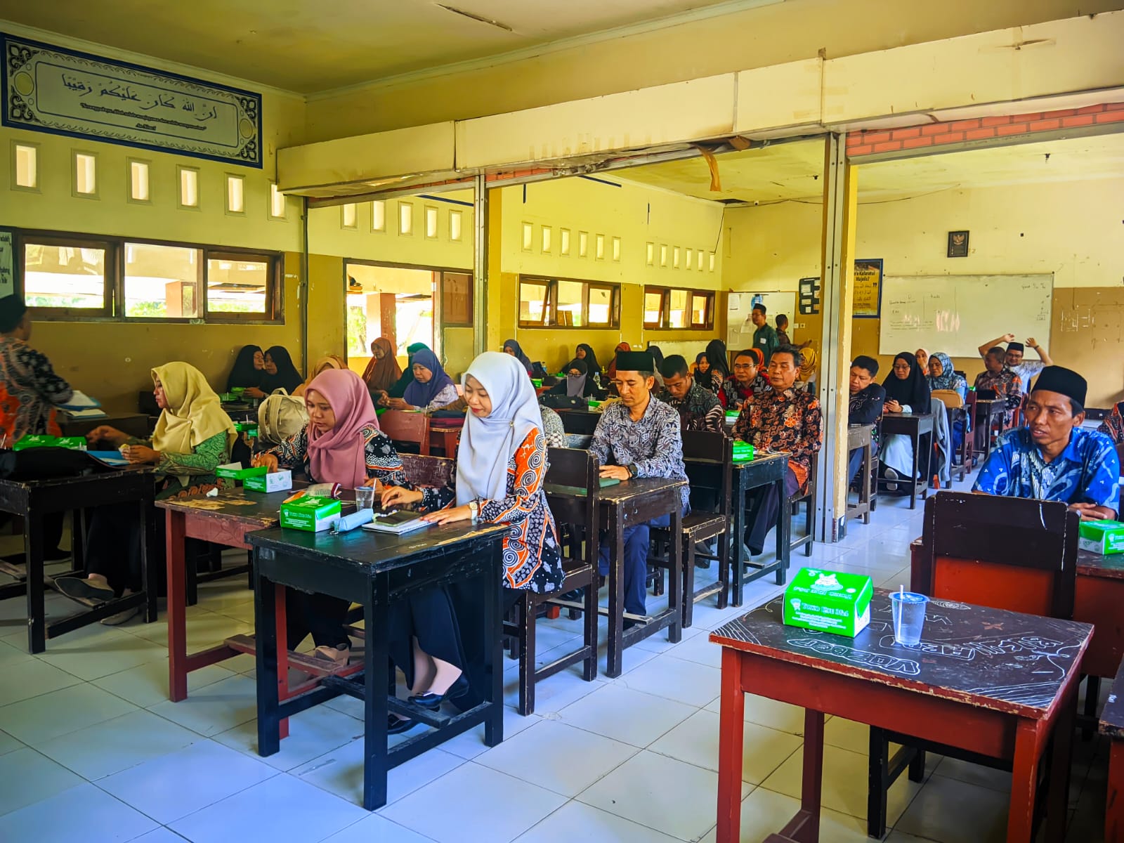 TINGKATKAN KOMPETENSI: Para guru mengikuti workshop deep learning PKB di Aula MAN Lobar, kemarin (6/2/25).