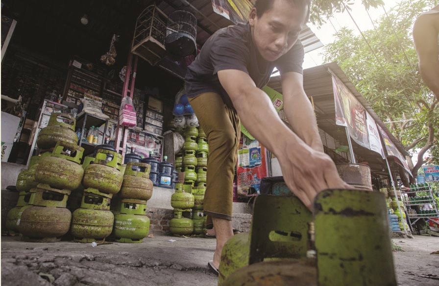 BIKIN RESAH WARGA: Seorang pedagang gas elpiji sedang mengecek tabung gas, Selasa (4/2).&nbsp;