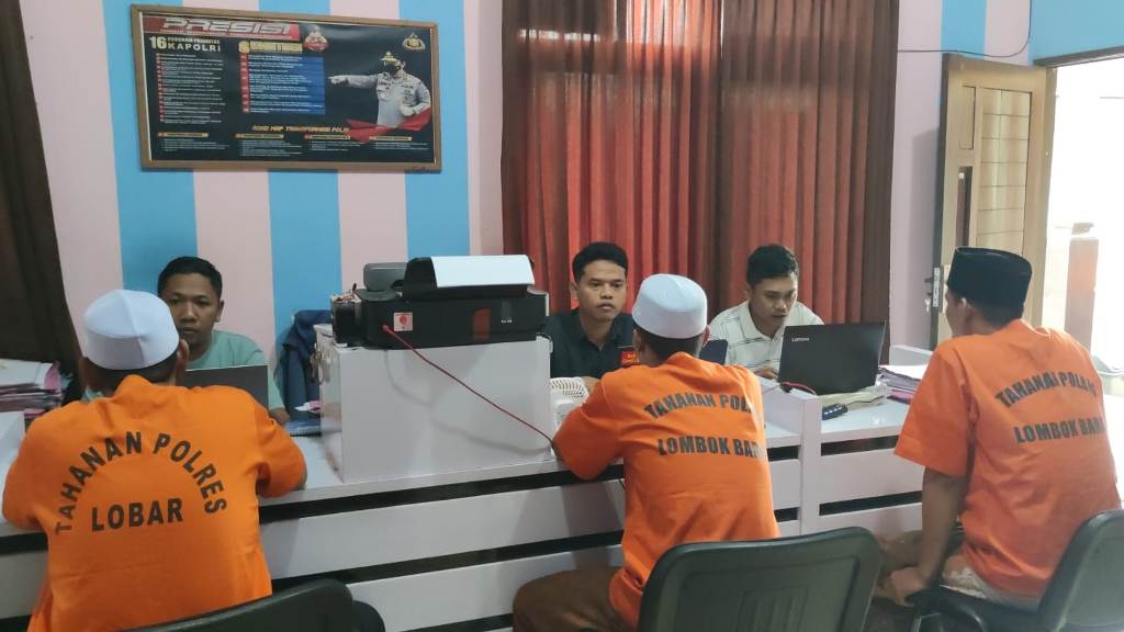 BELUM DILIMPAHKAN: Tiga tersangka kasus pelecehan seksual di Ponpes wilayah Kecamatan Lembar, Lobar saat diperiksa penyidik, beberapa waktu lalu.