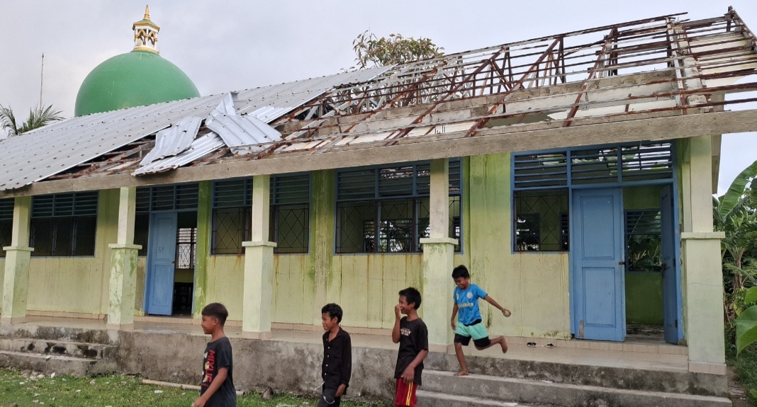 ATAP JEBOL: Inilah kondisi SDN 11 Buwun Mas yang rusak parah. Saat hujan siswa tidak bisa belajar karena atap dan plafon jebol.