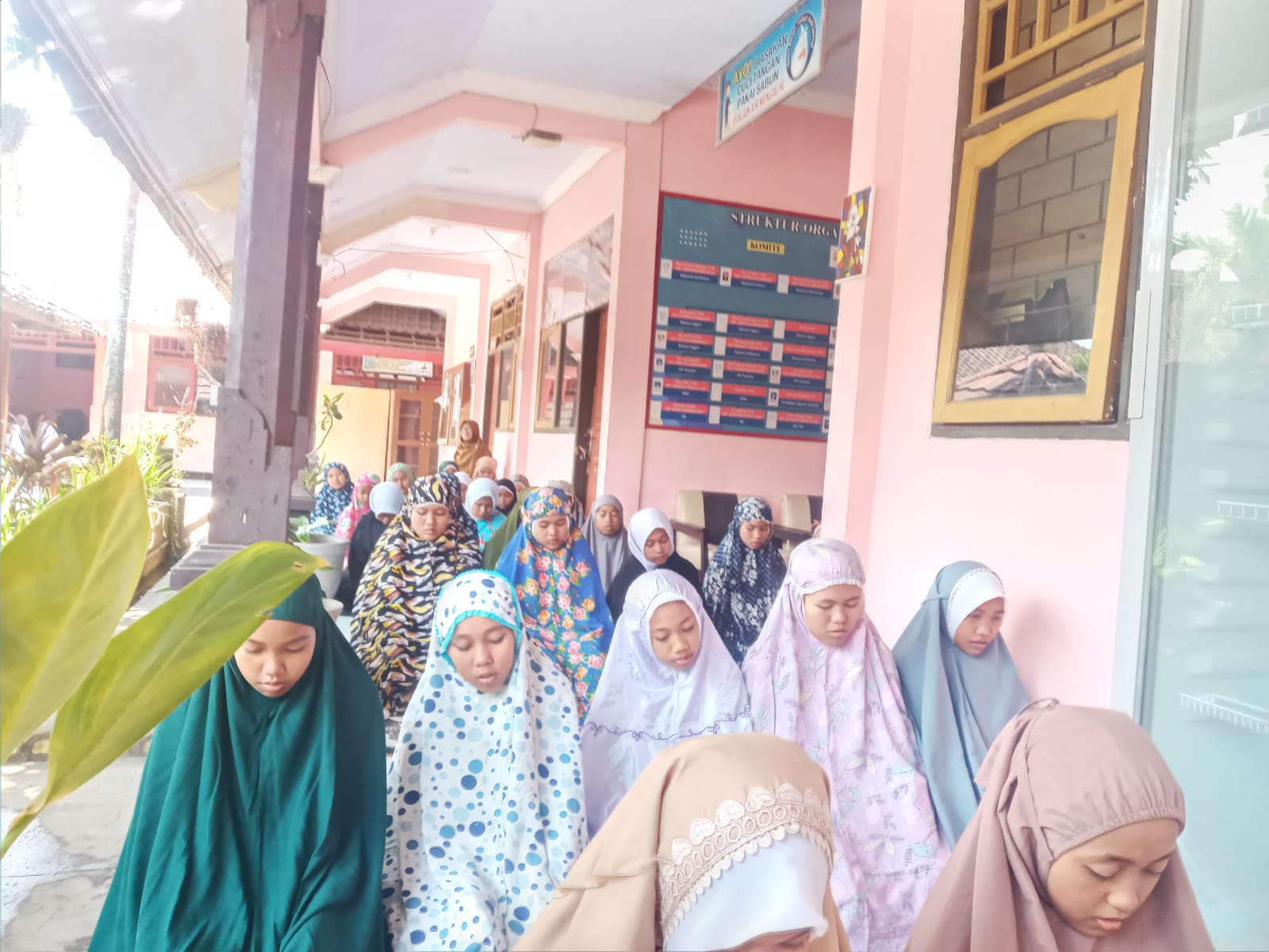 SALAT BERJAMAAH: Siswa SMPN 19 Mataram melaksanakan salat duhur berjamaah di sekolah setempat, tahun lalu.