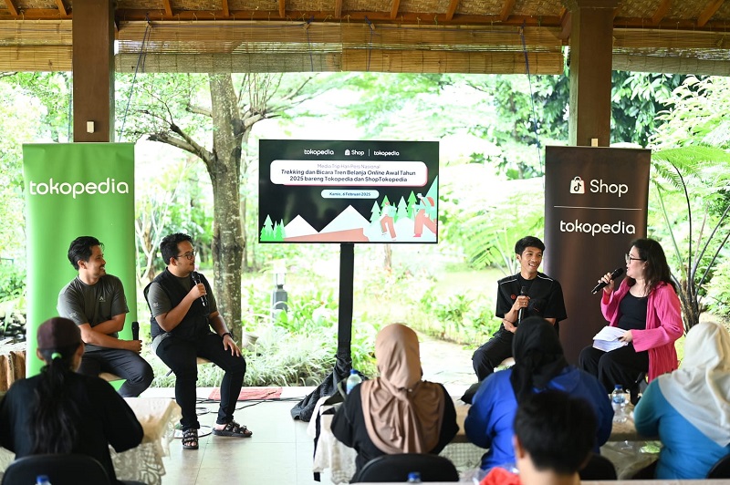 Head of Communications Tokopedia and TikTok E-commerce Aditia Grasio Nelwan bersama Owner Antarestar  Faiz Daffa, dan  Konten Kreator TikTok Muhamad Rafli Purnama Nur dalam sesi talkshow.