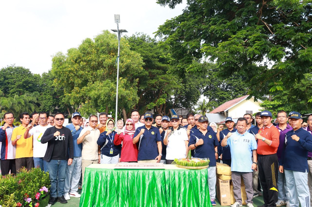 Rektor Unram Prof.  Bambang Hari Kusumo, foto bersama civitas akademika Unram usai menandatangani batu prasasti Sport Center sebagai simbolis telah diresmikan, kemarin (7/2).