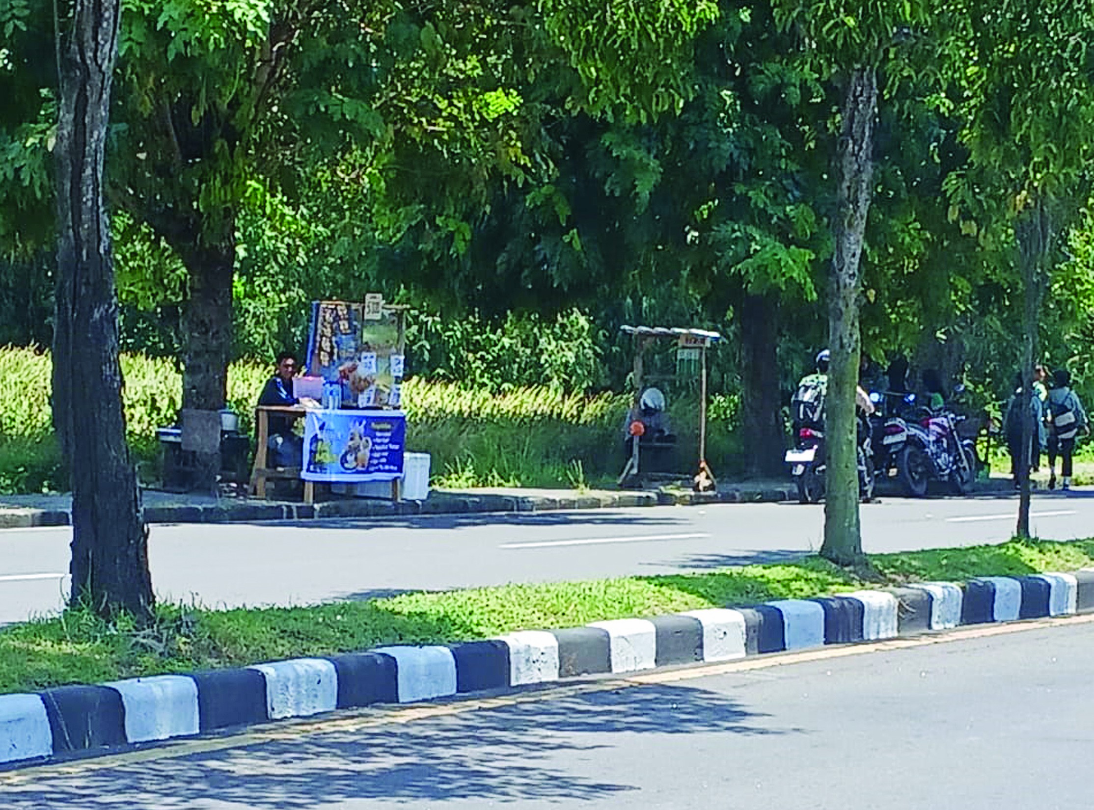BERJUALAN: Seorang PKL menjajakan dagangannya di trotoar depan SMPN 12 Mataram, Kamis (6/2) lalu.