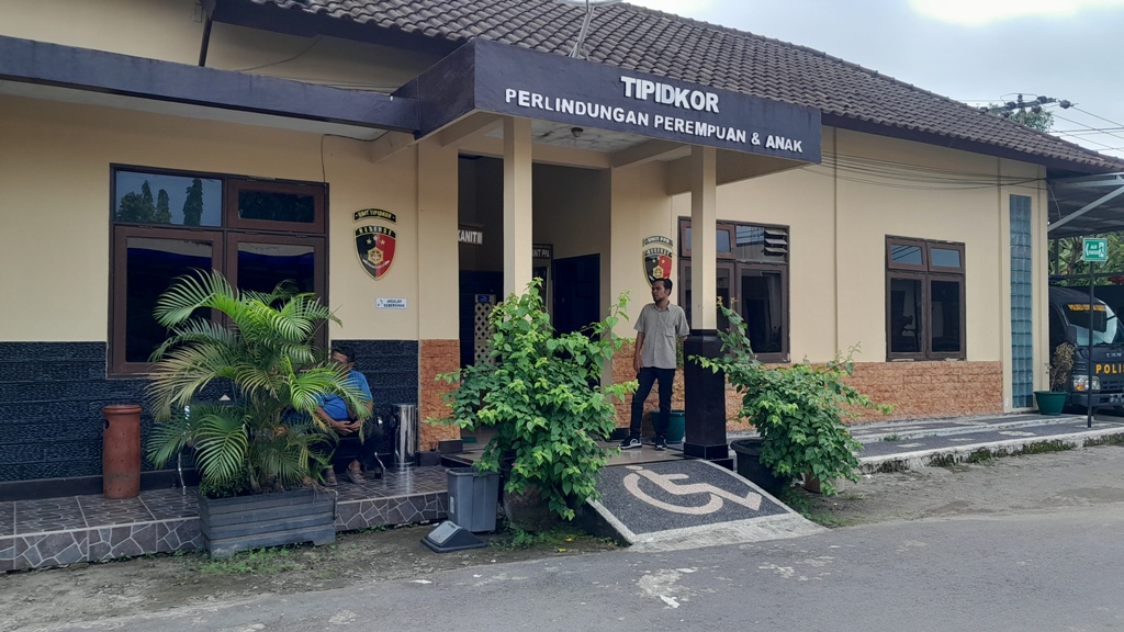 PELIMPAHAN BERKAS: Unit PPA Satreskrim Polres Lobar telah mengirim berkas perkara tersangka PA ke Kejari Mataram, belum lama ini.