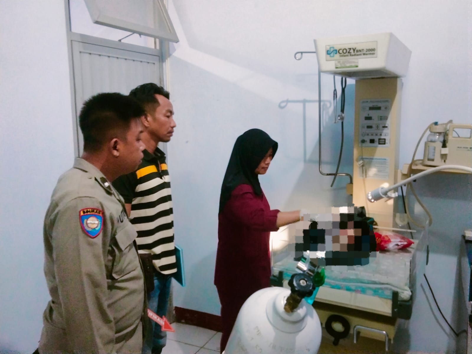 Tampak jenazah bayi yang dibuang seorang siswi diperiksa petugas Puskesmas Kopang