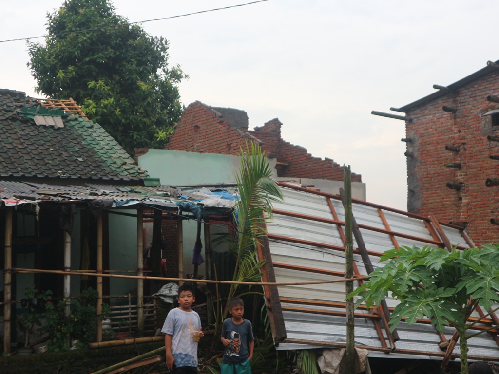 BUTUH BANTUAN: Kondisi rumah salah seorang warga Desa Kabar, Kecamatan Sakra yang rusak akibat angin kencang yang terjadi pada kamis (6/2).