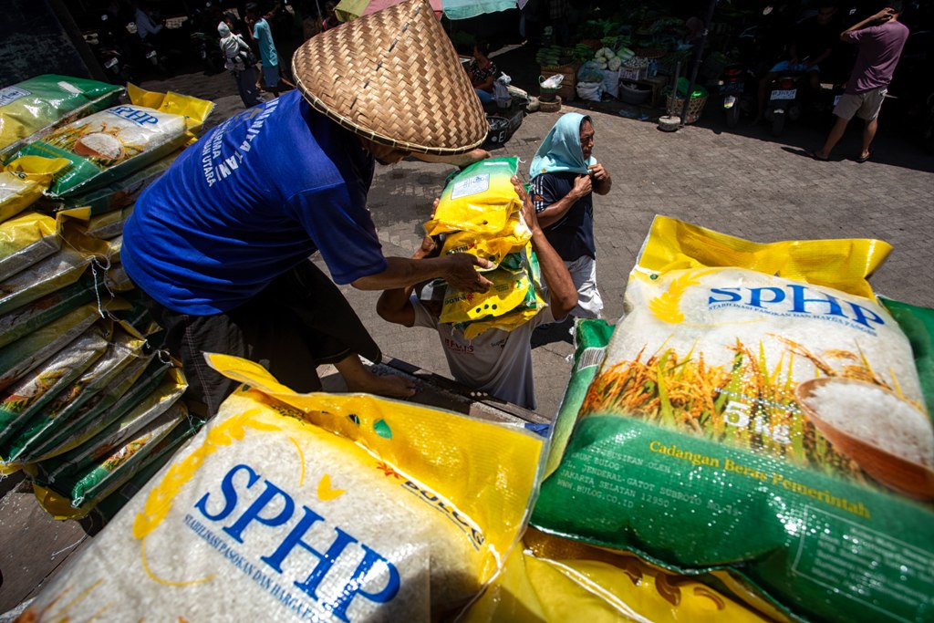 SUDAH DIHENTIKAN: Pemerintah pusat menghentikan sementara penyaluran beras SPHP dan bantuan pangan beras untuk masyarakat. Kebijakan ini berpotensi menaikkan harga beras di pasaran.