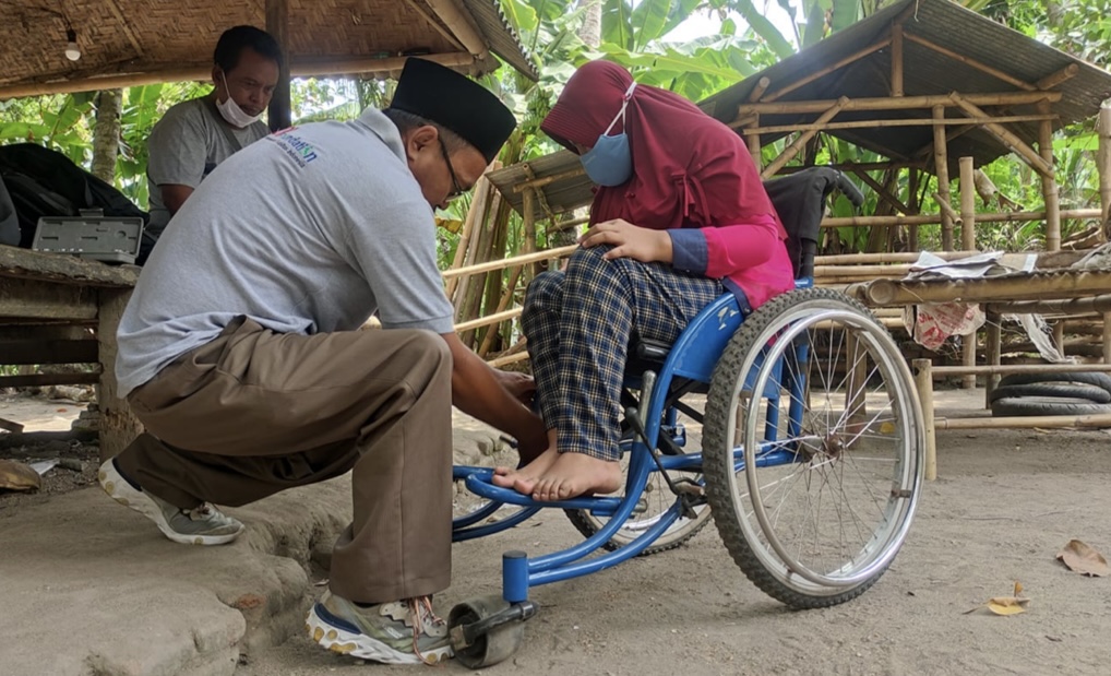 BERSYUKUR: Salah satu kegiatan LIDI Foundation saat menyalurkan kursi roda bagi difabel.