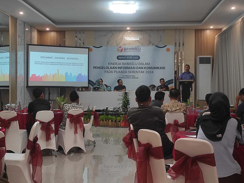 BEBERAPA CATATAN: Suasana pelaksanaan rapat evaluasi kinerja Bawaslu KLU dalam pengelolaan informasi dan komunikasi Pilkada Serentak 2024, Jumat (7/2).