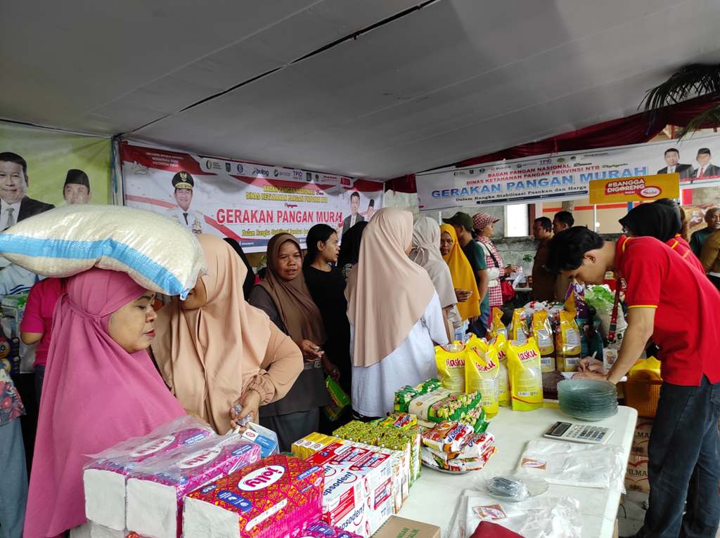 PENGENDALIAN HARGA: Suasana kegiatan pasar murah untuk upaya pengendalian harga bahan pokok di Kota Mataram, tahun lalu.